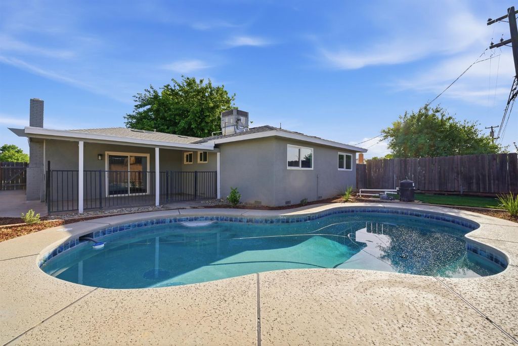 Image 23 of property listing at 821 W Fairmont Avenue, Clovis, CA 93612