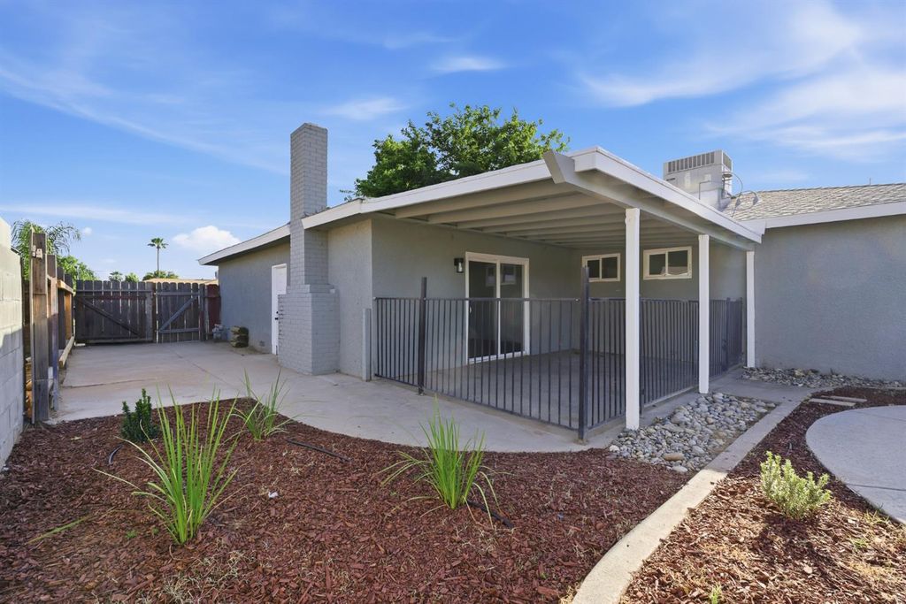 Image 24 of property listing at 821 W Fairmont Avenue, Clovis, CA 93612