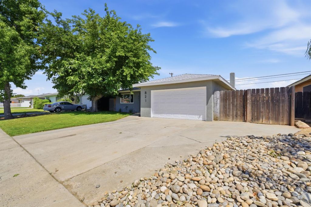 Image 26 of property listing at 821 W Fairmont Avenue, Clovis, CA 93612