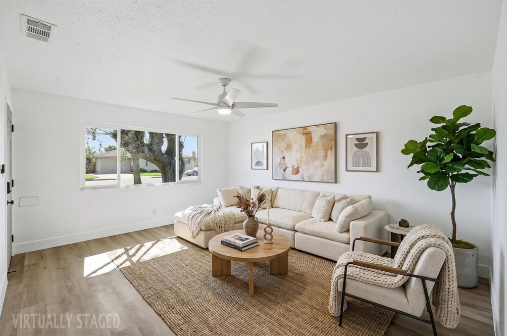 Image 4 of property listing at 821 W Fairmont Avenue, Clovis, CA 93612