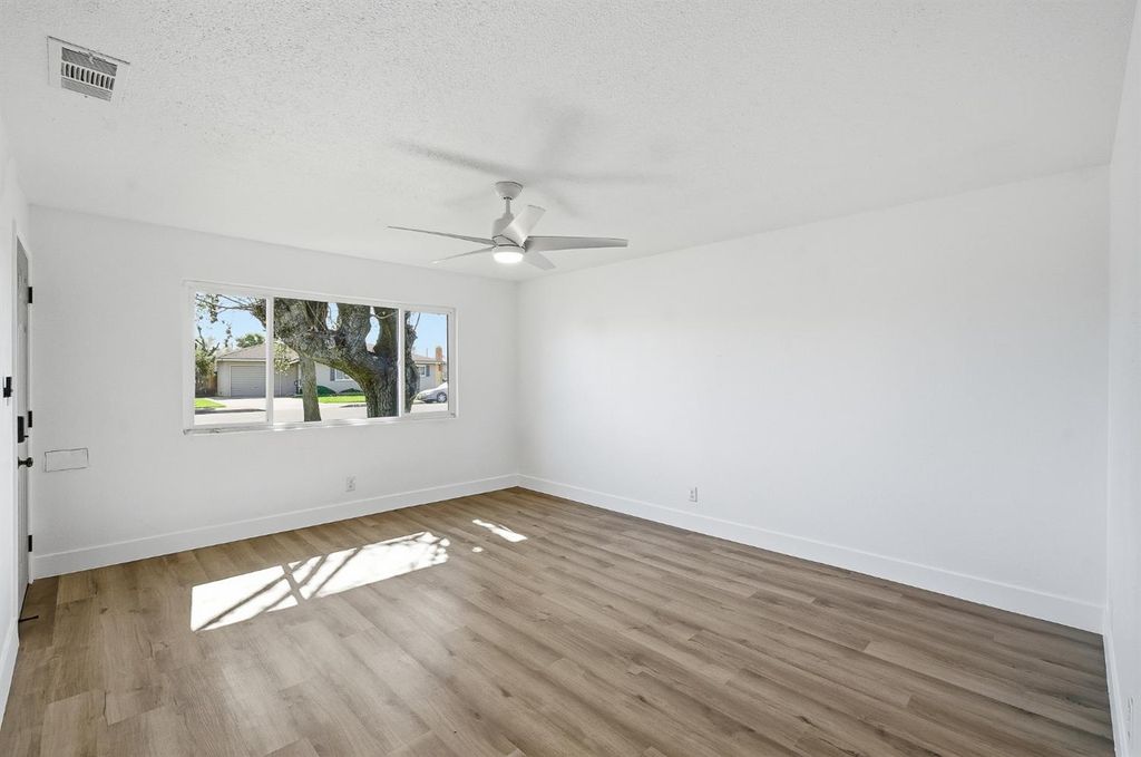 Image 5 of property listing at 821 W Fairmont Avenue, Clovis, CA 93612