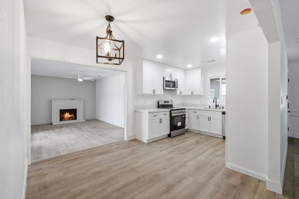 Image 6 of property listing at 821 W Fairmont Avenue, Clovis, CA 93612