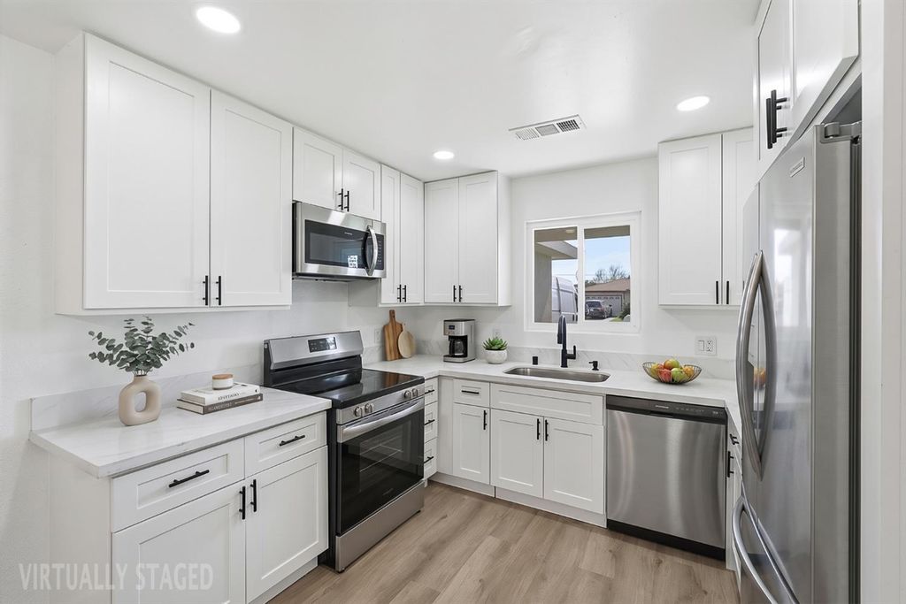 Image 8 of property listing at 821 W Fairmont Avenue, Clovis, CA 93612