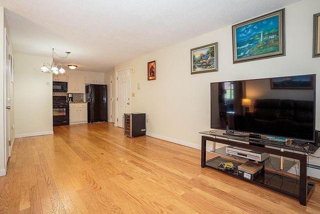 305 Pine St 6, Lowell, MA 01851
