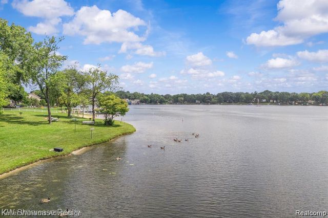 3801 Tara Drive, Highland, MI 48356