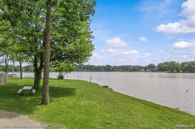 3801 Tara Drive, Highland, MI 48356