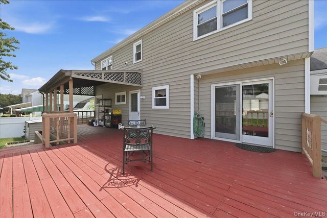 23 Hampshire Drive, Farmingdale, NY 11735