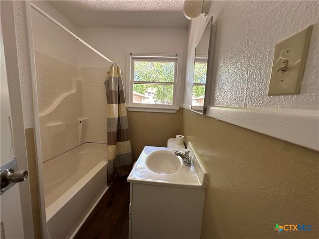 726 E Humphreys Street, Seguin, TX 78155