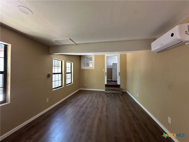 726 E Humphreys Street, Seguin, TX 78155