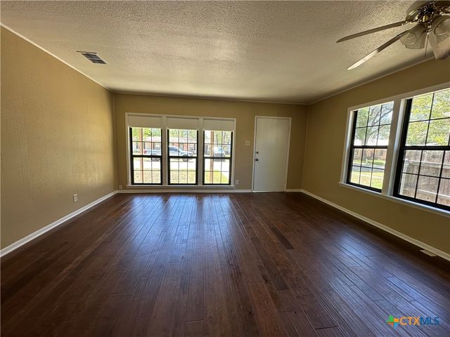726 E Humphreys Street, Seguin, TX 78155