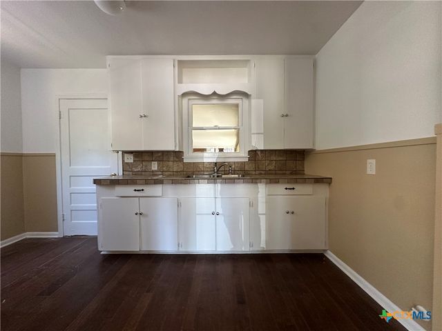 726 E Humphreys Street, Seguin, TX 78155