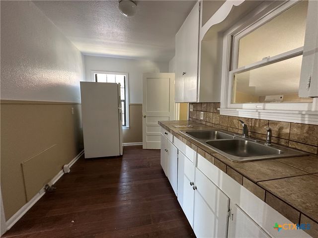 726 E Humphreys Street, Seguin, TX 78155