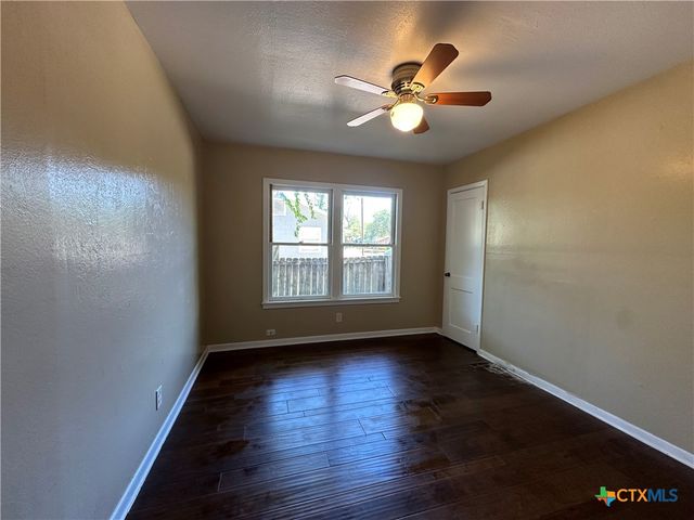726 E Humphreys Street, Seguin, TX 78155