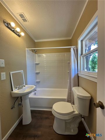 726 E Humphreys Street, Seguin, TX 78155