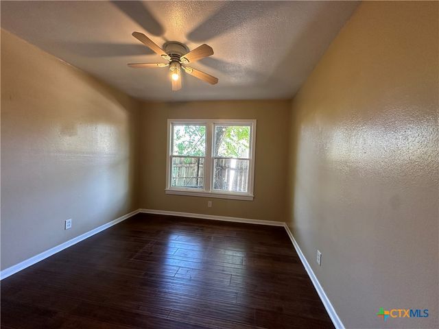 726 E Humphreys Street, Seguin, TX 78155