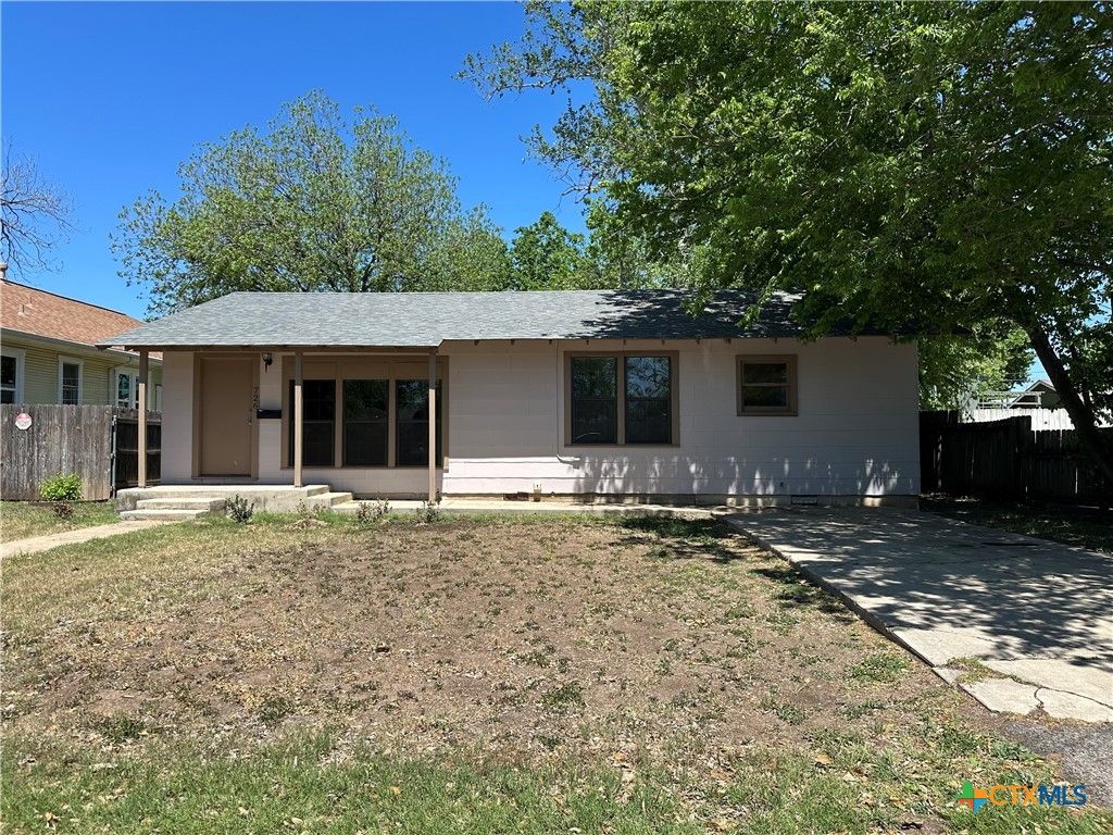 726 E Humphreys Street, Seguin, TX 78155