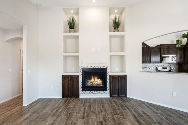 921 Firewheel Avenue SW, Los Lunas, NM 87031