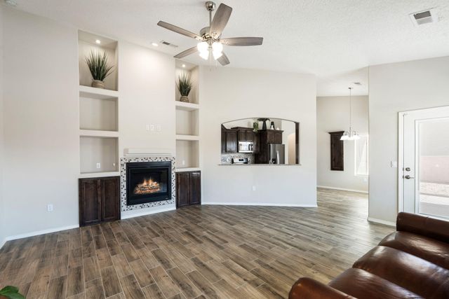 921 Firewheel Avenue SW, Los Lunas, NM 87031