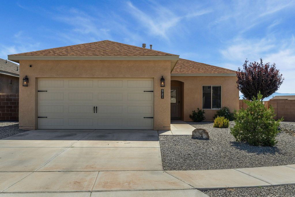 921 Firewheel Avenue SW, Los Lunas, NM 87031