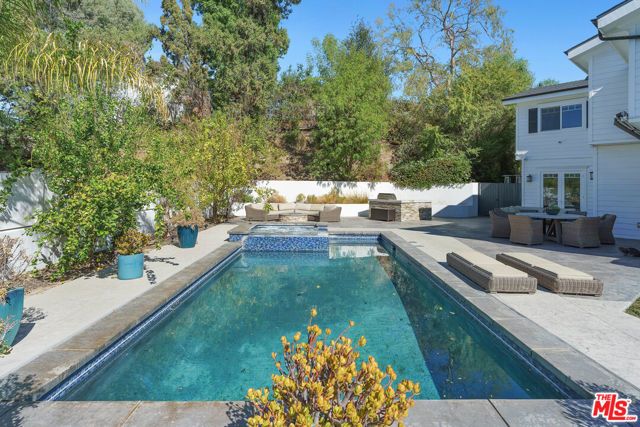 19633 Wells Drive, Tarzana (los Angeles), CA 91356