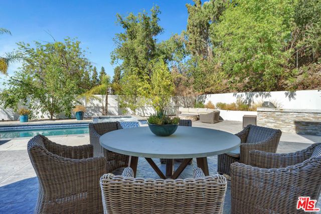 19633 Wells Drive, Tarzana (los Angeles), CA 91356