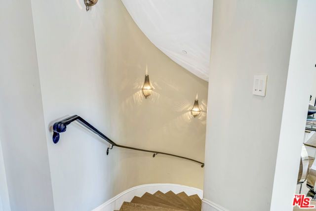 19633 Wells Drive, Tarzana (los Angeles), CA 91356