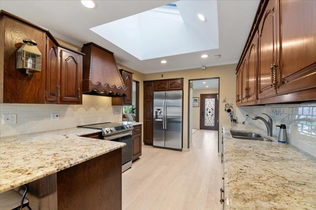 425 N Queens Avenue, Massapequa, NY 11758
