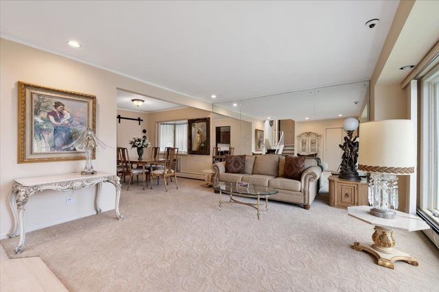 425 N Queens Avenue, Massapequa, NY 11758