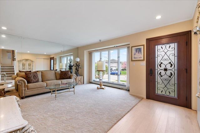 425 N Queens Avenue, Massapequa, NY 11758