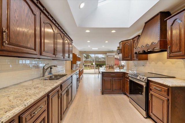 425 N Queens Avenue, Massapequa, NY 11758