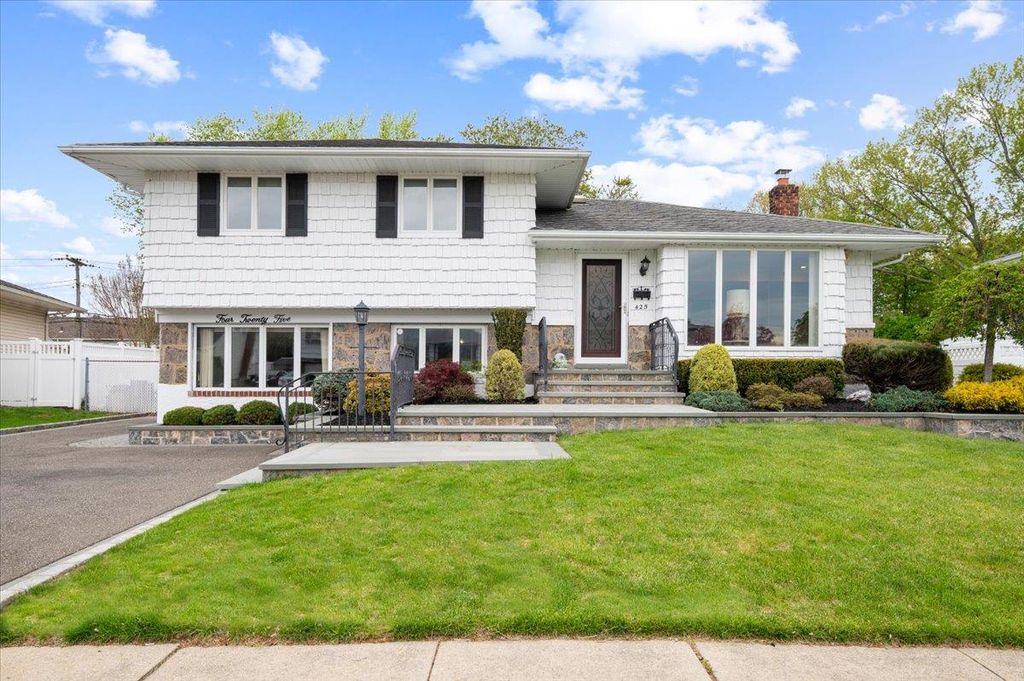 425 N Queens Avenue, Massapequa, NY 11758