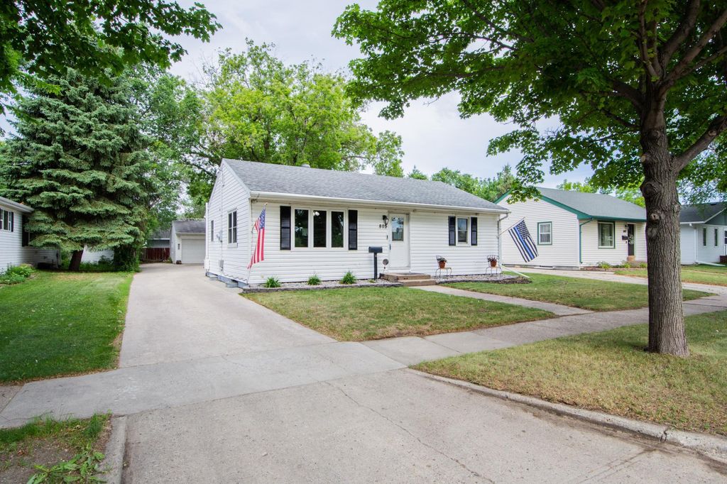 805 13th Street N, Moorhead, MN 56560