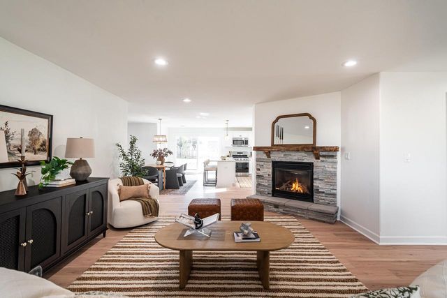 805 N Oakwood AVENUE, Oconomowoc, WI 53066