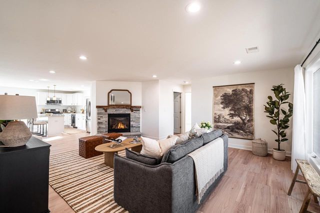 805 N Oakwood AVENUE, Oconomowoc, WI 53066