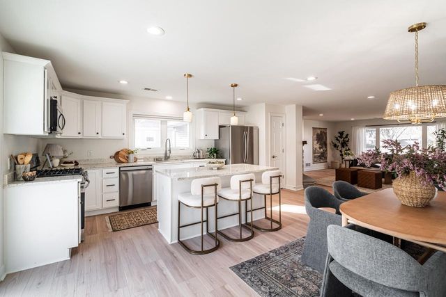 805 N Oakwood AVENUE, Oconomowoc, WI 53066