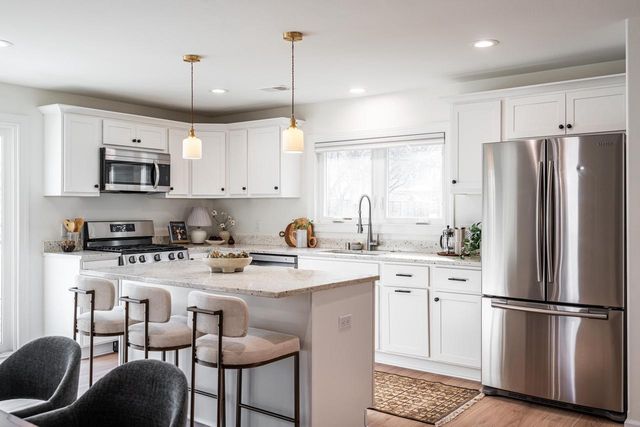 805 N Oakwood AVENUE, Oconomowoc, WI 53066