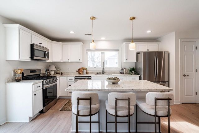 805 N Oakwood AVENUE, Oconomowoc, WI 53066