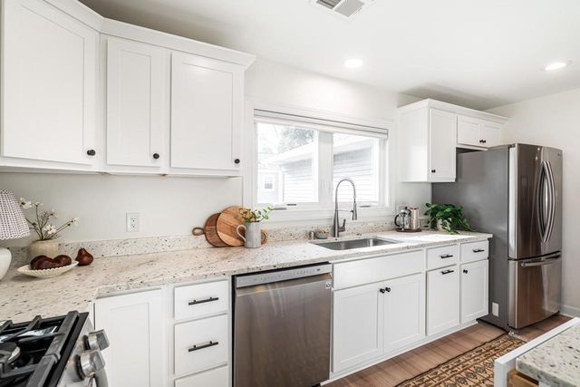 805 N Oakwood AVENUE, Oconomowoc, WI 53066