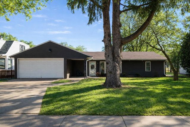 805 N Oakwood AVENUE, Oconomowoc, WI 53066