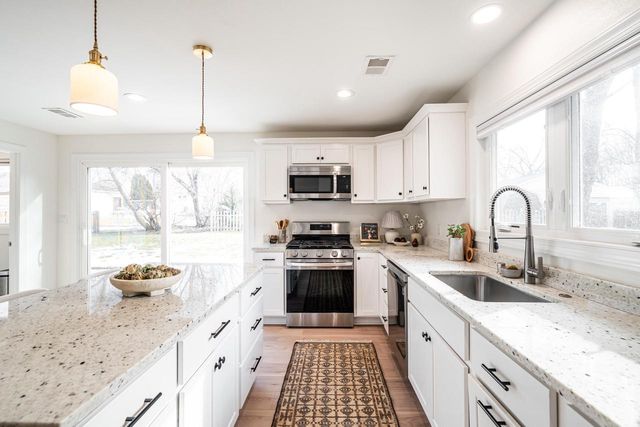 805 N Oakwood AVENUE, Oconomowoc, WI 53066