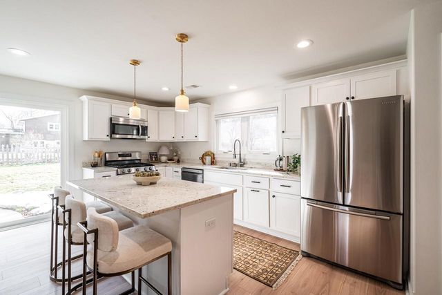 805 N Oakwood AVENUE, Oconomowoc, WI 53066