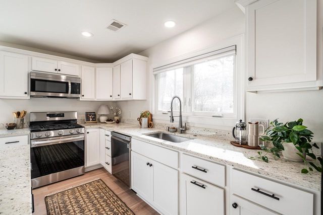 805 N Oakwood AVENUE, Oconomowoc, WI 53066