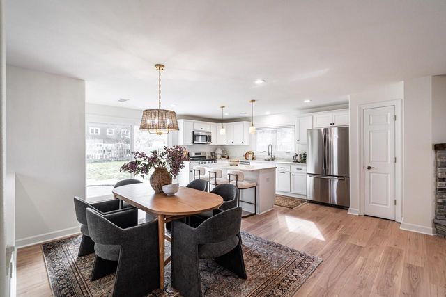 805 N Oakwood AVENUE, Oconomowoc, WI 53066