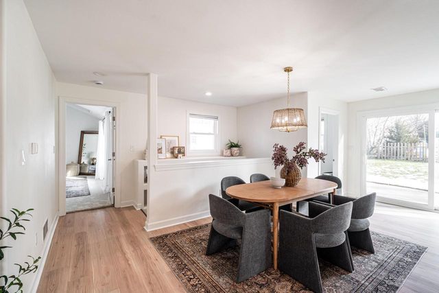 805 N Oakwood AVENUE, Oconomowoc, WI 53066