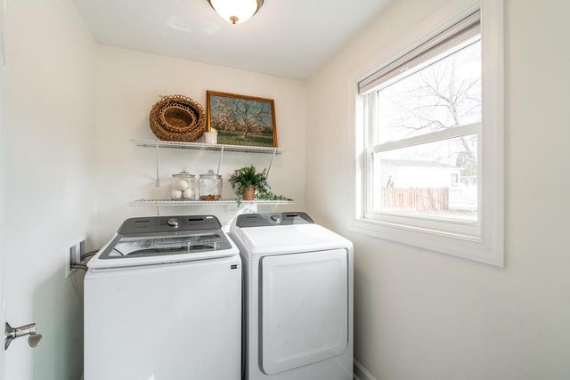 805 N Oakwood AVENUE, Oconomowoc, WI 53066