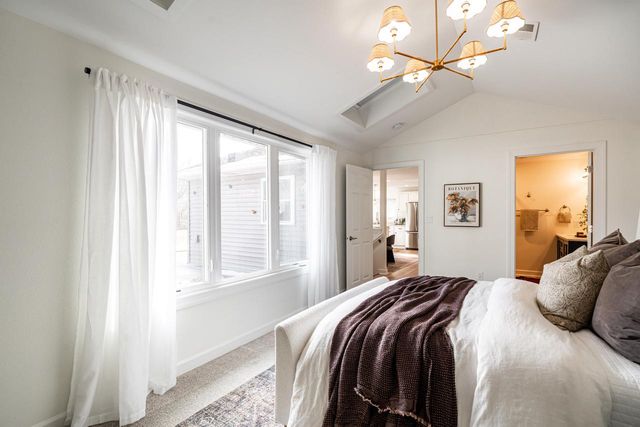 805 N Oakwood AVENUE, Oconomowoc, WI 53066