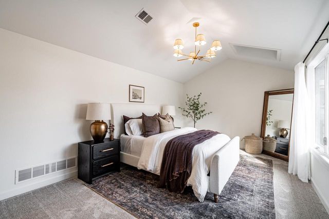 805 N Oakwood AVENUE, Oconomowoc, WI 53066