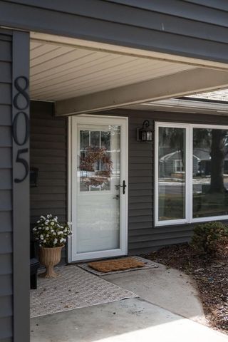 805 N Oakwood AVENUE, Oconomowoc, WI 53066