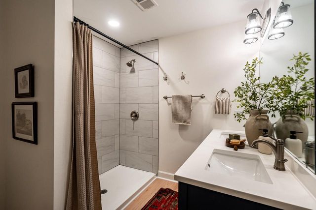 805 N Oakwood AVENUE, Oconomowoc, WI 53066