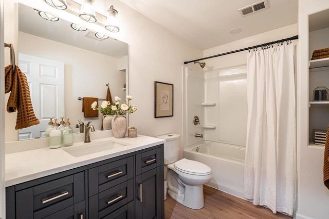 805 N Oakwood AVENUE, Oconomowoc, WI 53066